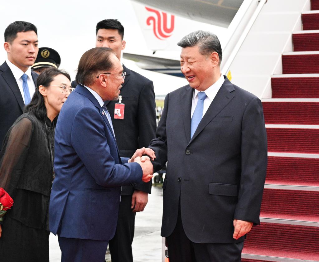 Presiden China Xi Jinping disambut dengan hangat oleh Perdana Menteri Malaysia Anwar Ibrahim dan pegawai kanan lain di Lapangan Terbang Antarabangsa Kuala Lumpur di Kuala Lumpur, Malaysia, 15 April 2025. (Foto: xinhua)