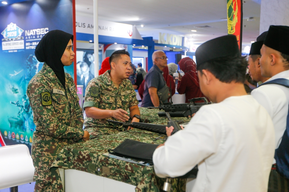 Anggota simpanan sepenuh masa menerangkan prosedur pendaftaran di gerai Simpanan Tentera Darat Malaysia (Askar Wataniah) di WTC Kuala Lumpur 15 Januari 2026. — Gambar oleh Raymond Manuel