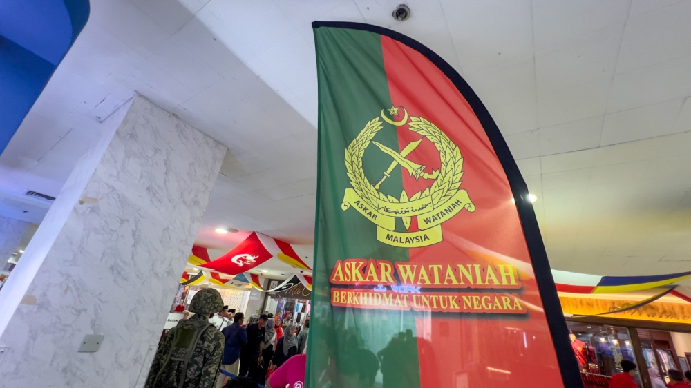 Sepanduk Simpanan Tentera Darat Malaysia (Askar Wataniah), dengan motonya 'Berkhidmat untuk Negara,' dilihat di WTC Kuala Lumpur 15 Januari 2026. — Gambar oleh Raymond Manuel