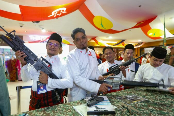 Apabila disiplin bertemu politik: Gerai ‘Askar Wataniah’ menyerlah di tengah-tengah kesibukan politik Umno