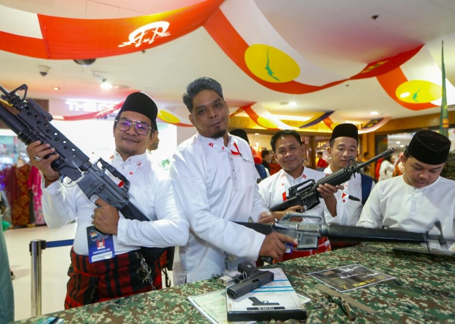 Apabila disiplin bertemu politik: Gerai ‘Askar Wataniah’ menyerlah di tengah-tengah kesibukan politik Umno