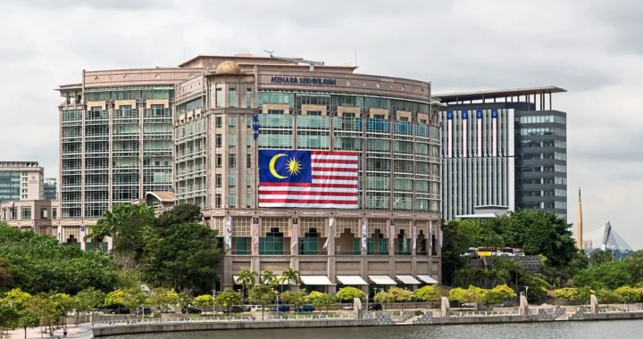 “Kuala Lumpur berhak memimpin yang bertanggungjawab, politik yang matang, tidak menakutkan dan mengumpan kemarahan,” kata pengkritik.