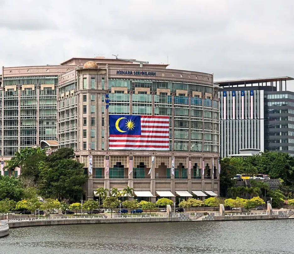 “Kuala Lumpur berhak memimpin yang bertanggungjawab, politik yang matang, tidak menakutkan dan mengumpan kemarahan,” kata pengkritik.