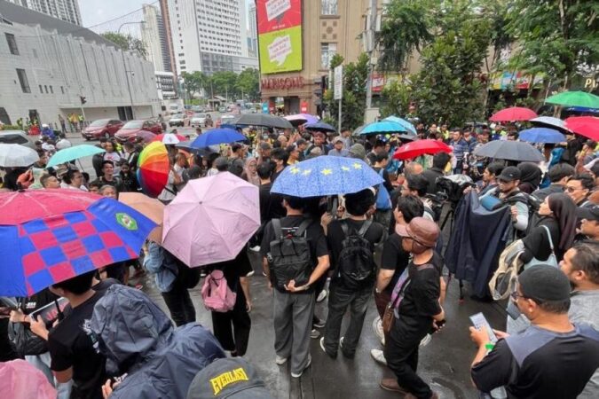 Hujan melembapkan permulaan perhimpunan ‘Tangkap Azam Baki’ di Sogo, tetapi bunga api mengejut menyebabkan kekecohan seketika (VIDEO)