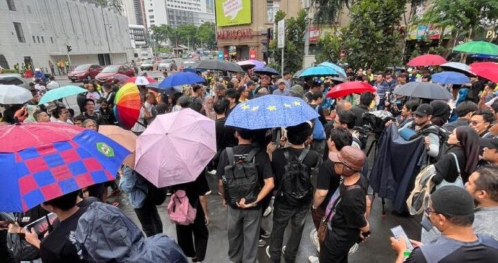 Hujan melembapkan permulaan perhimpunan ‘Tangkap Azam Baki’ di Sogo, tetapi bunga api mengejut menyebabkan kekecohan seketika (VIDEO)