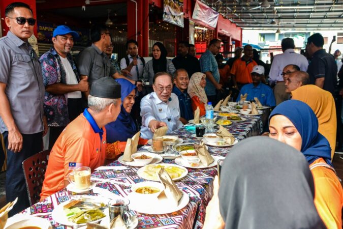 Anwar bergurau politik boleh berhenti seketika untuk ‘nasi dagang’ selepas meleret kepada ahli politik ‘merengek’
