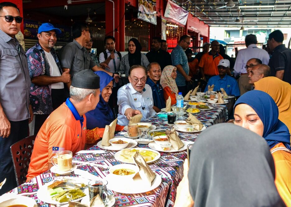 Anwar bergurau politik boleh berhenti seketika untuk ‘nasi dagang’ selepas meleret kepada ahli politik ‘merengek’
