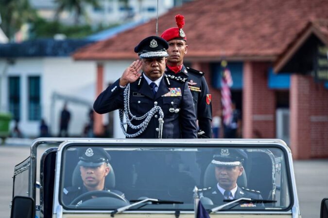 Ayob Khan lebih suka negarawan berbanding politik, apabila ditanya mengenai rancangan persaraan