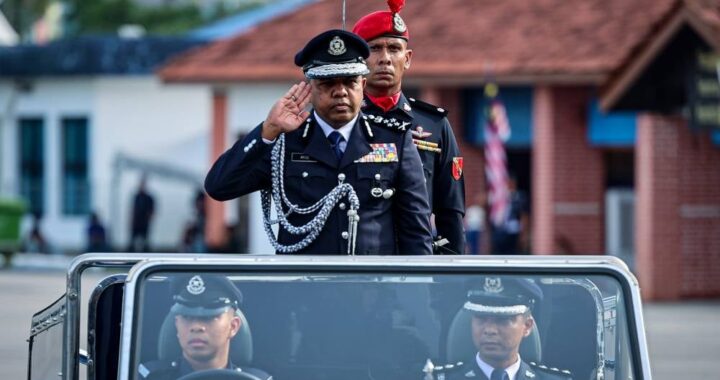 Ayob Khan lebih suka negarawan berbanding politik, apabila ditanya mengenai rancangan persaraan