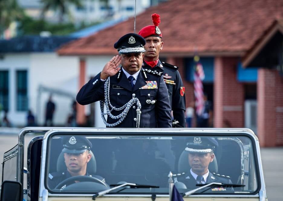 Ayob Khan lebih suka negarawan berbanding politik, apabila ditanya mengenai rancangan persaraan