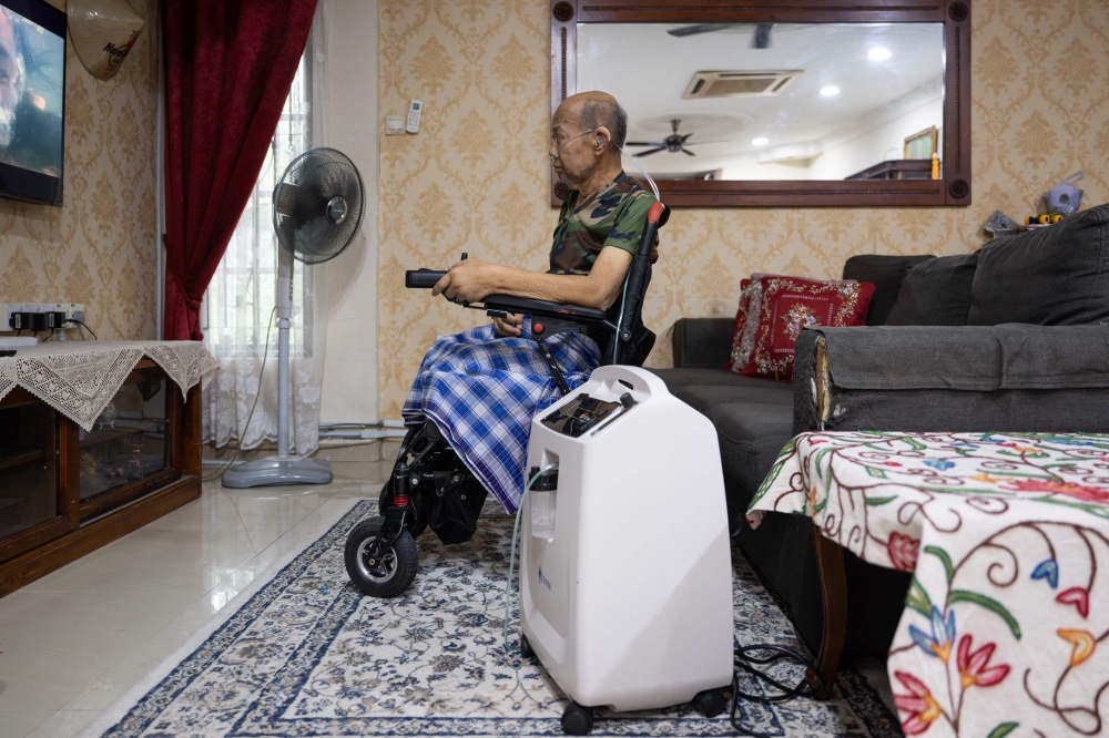 Rakyat Malaysia beratur untuk mendapatkan talian hayat udara bersih kerana jerebu menyebabkan permintaan penulen menjadi terlalu tinggi